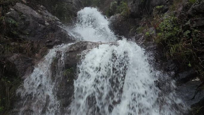 春季雨水   沉浸体验野生瀑布