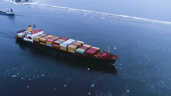 货船在海上移动的航拍。在冬天的背景景观中。