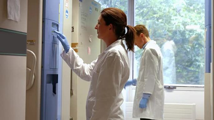科学家在实验室中使用大型冰箱