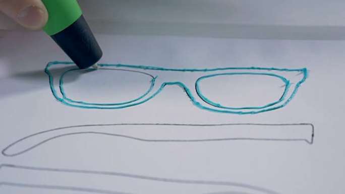 用塑料丝线印刷。3D笔在工作