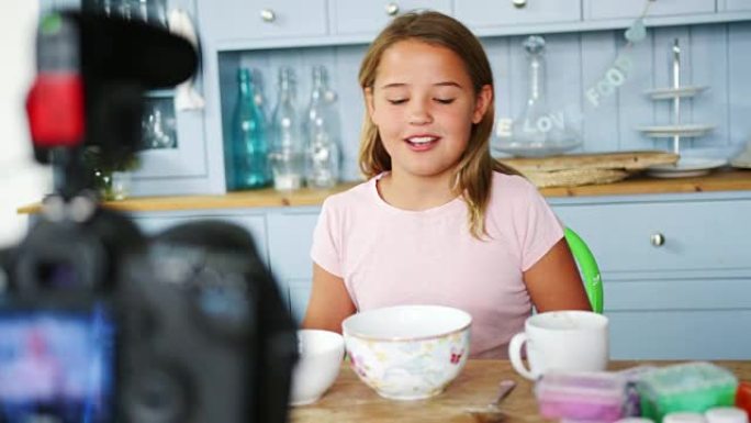 年轻女孩在家录制Vlog，展示如何制作粘液