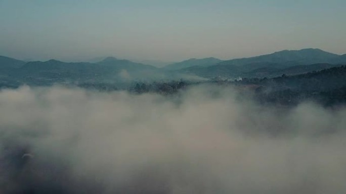 夜丰子在日落时通过云层的鸟瞰图