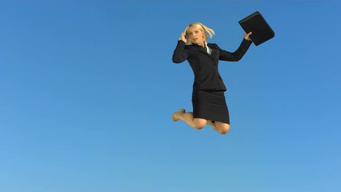 高清超级慢动作: 尽职尽责的女商人在空中跳跃