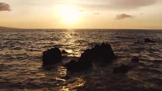 惊人的戏剧性日落景色。空中射击在夏威夷的海洋上空低空飞行