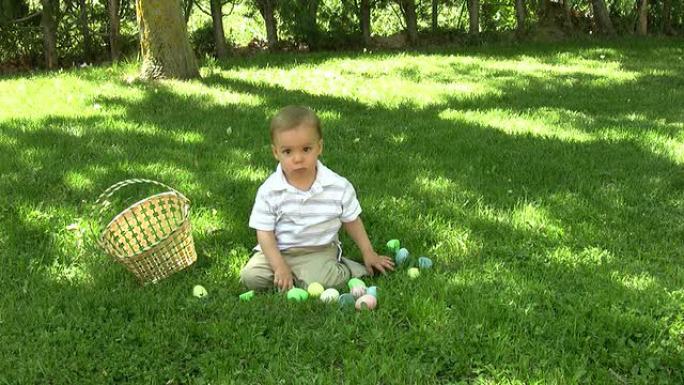 小男孩玩复活节彩蛋