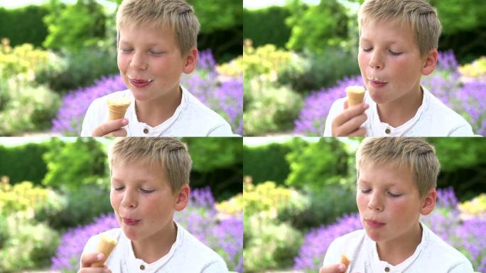 男孩在户外吃冰淇淋的时间流逝顺序