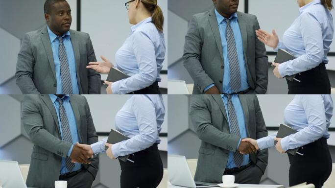 非洲男子与女同事握手