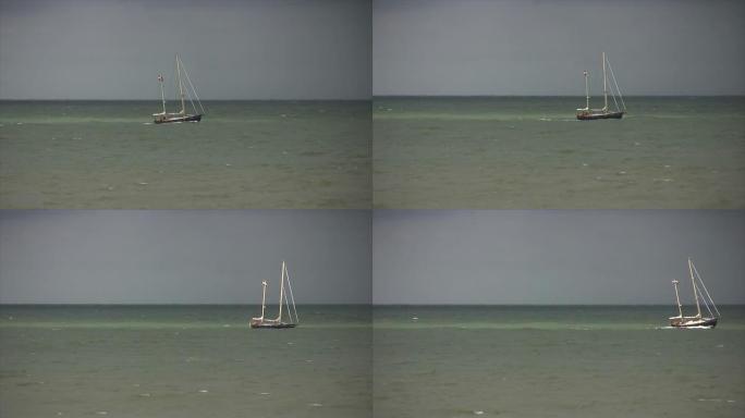 风暴中的游艇，在波涛汹涌的水中行驶-高清