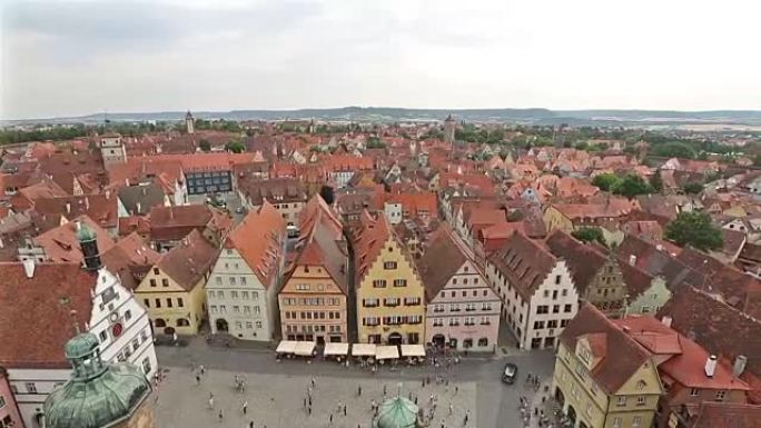 平移镜头: 空中行人拥挤的Rothenburg ob der Tauber Bavaria，德国