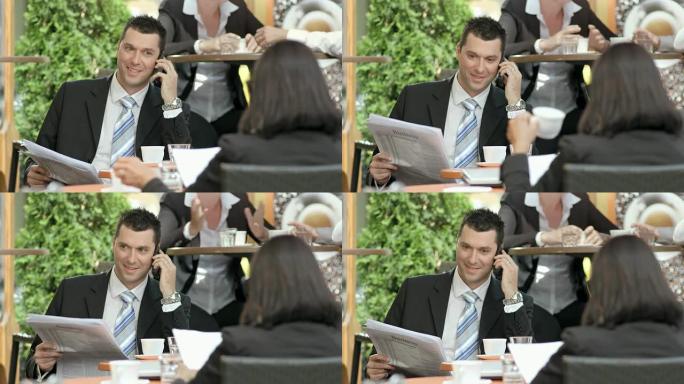 高清: 商人在人行道咖啡馆打电话