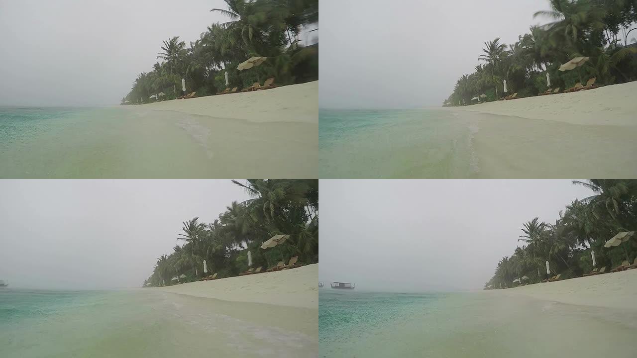 慢动作: 热带白色沙滩上的大雨