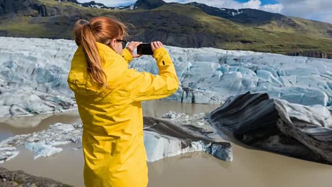 拍摄冰川全景照片的女人