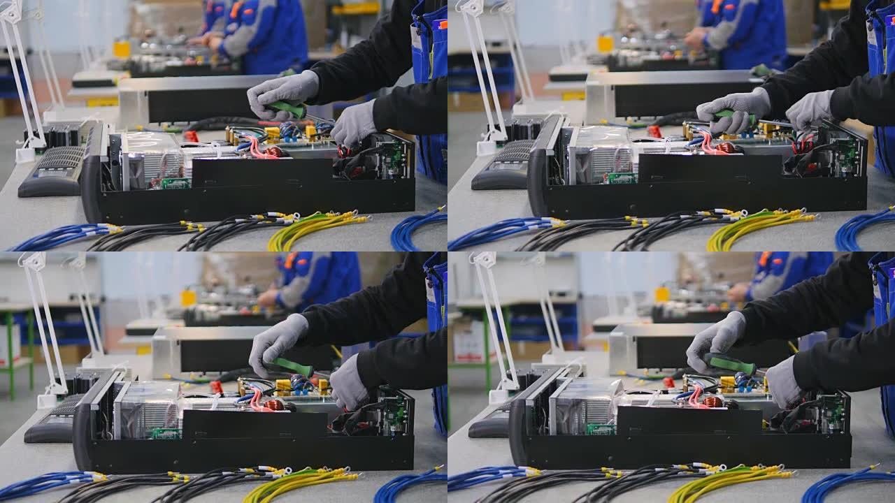 计算机，工厂工人正在组装的电气设备。