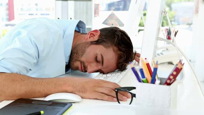 昏昏欲睡的设计师在办公桌前睡着了