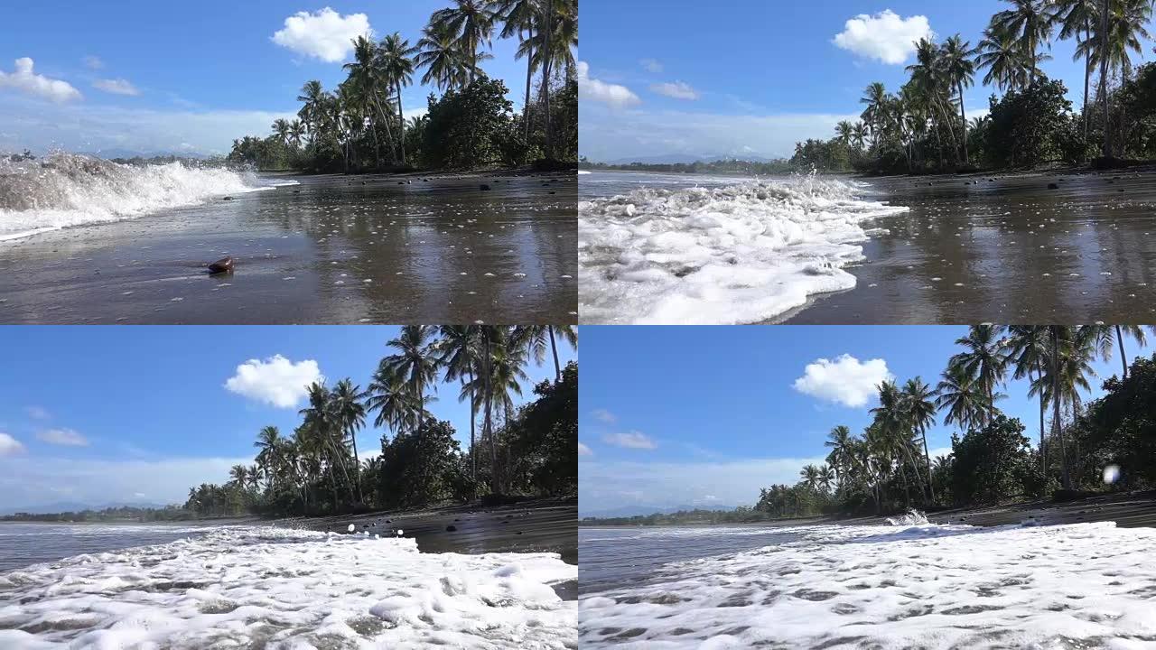 慢动作: 巴厘岛的泡沫海浪，空旷的热带沙滩和棕榈树