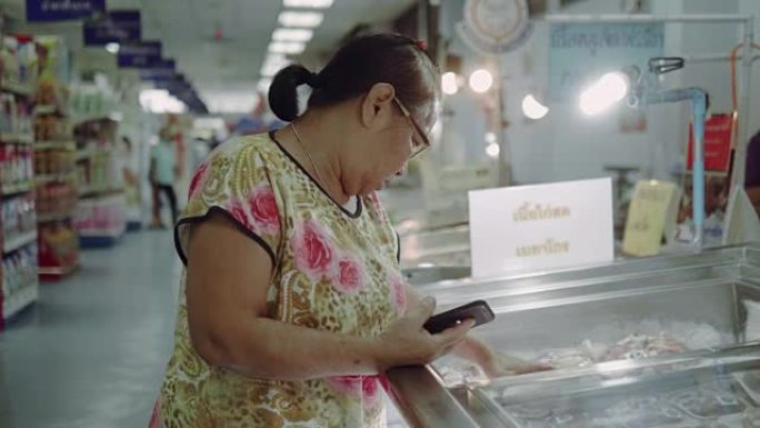 亚洲高级女性在超市选购产品