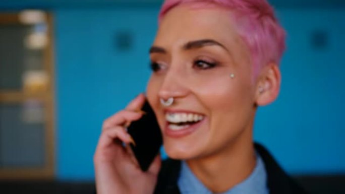 粉红色头发的女人在手机上说话4k