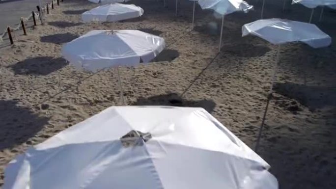 海滩上的雨伞