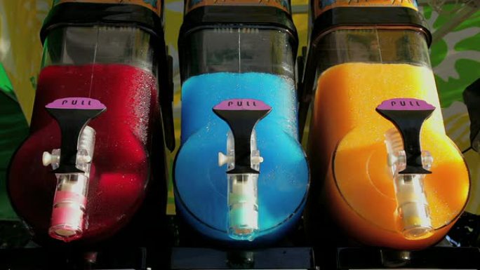 自动售货机中的不同新鲜果汁