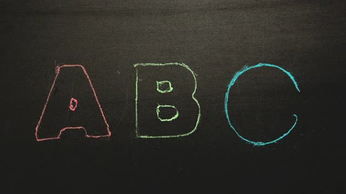 Abc出现在用粉笔绘制的黑板上