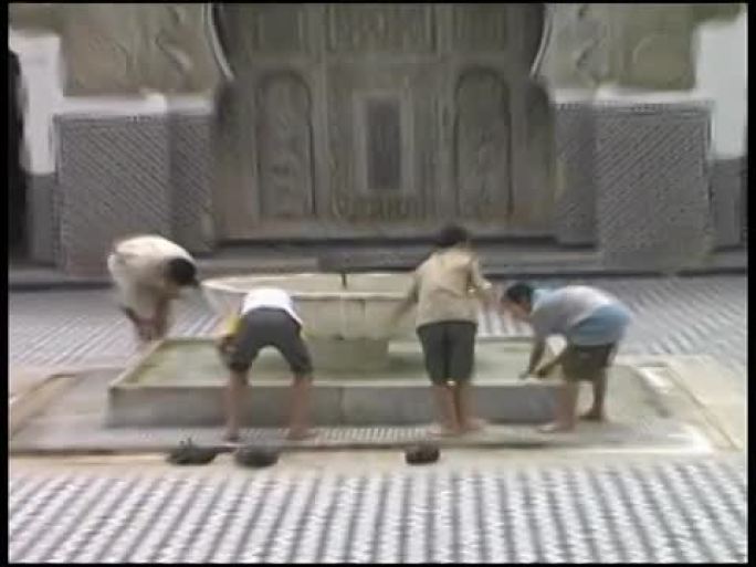 伊斯兰清真寺：星期五在沐浴喷泉/武都沐浴