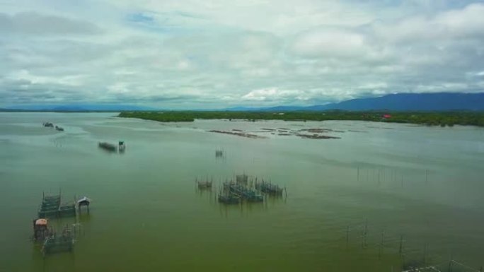 泰国的传统村庄和水产养殖场，带有方形鱼笼，鸟瞰图