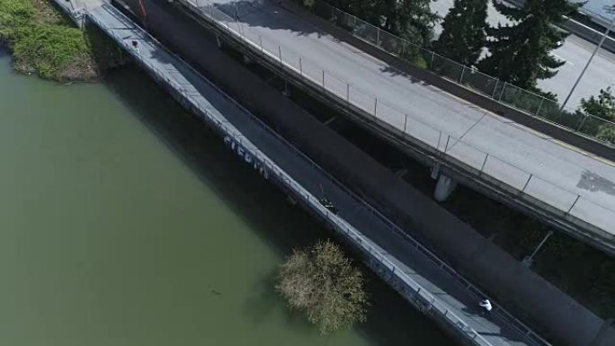 自适应运动员在桥上骑手动自行车的鸟瞰图