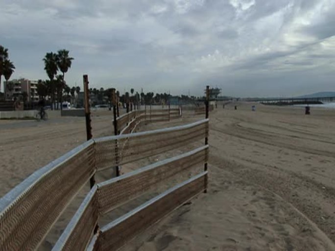 洛杉矶：海滩围栏和自行车运动员