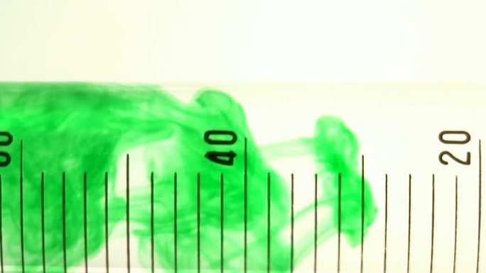 试管中的绿色液体数字刻度缓慢溶解飘一飘散