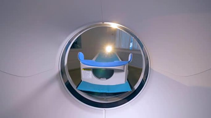 现代医院的CT或MRI扫描仪。