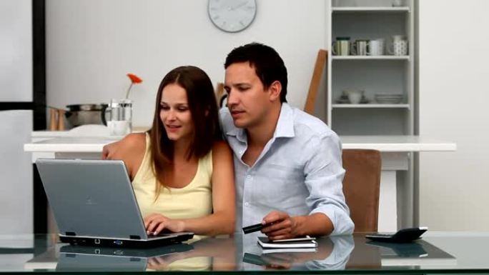 幸福的夫妇在网上看他们的账户