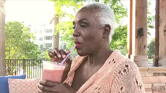 高级非裔美国妇女享受奶昔