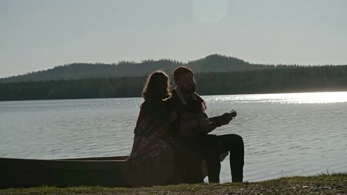 湖边给女朋友弹吉他的男朋友