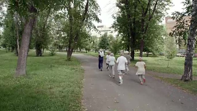 老年人在公园慢跑