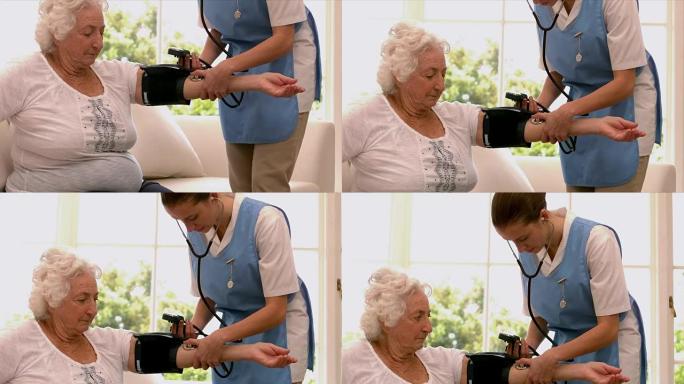 护士服用高级妇女的血压