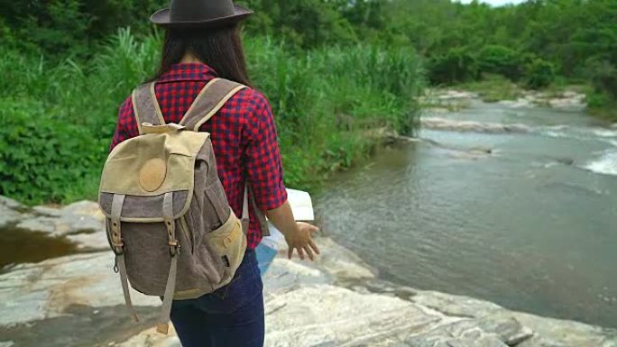 年轻夫妇女人旅行者寻找地图并讨论他们的旅行。