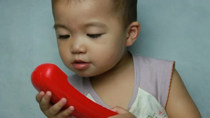 婴儿对着电话扬声器咿呀学语