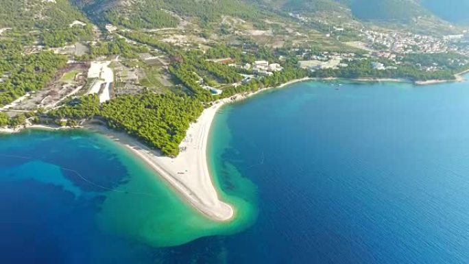 鸟瞰图宁静，阳光明媚的风景海滩和蓝色的海洋，Bol-Zlatni Rat，布拉克岛，克罗地亚