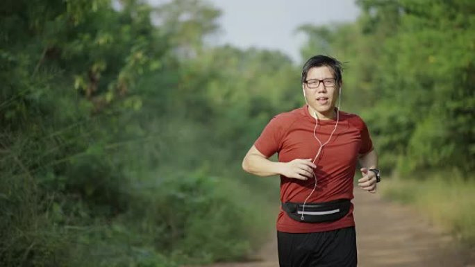 自然区跑步者练习步道跑步