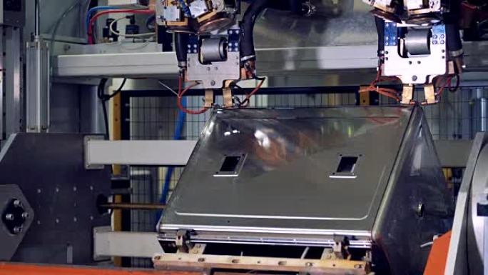 工业机器人焊接金属零件。