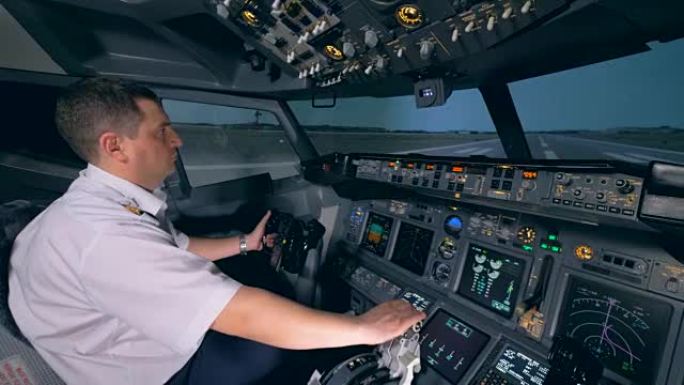 飞行模拟器正在教练的控制下演示起飞过程
