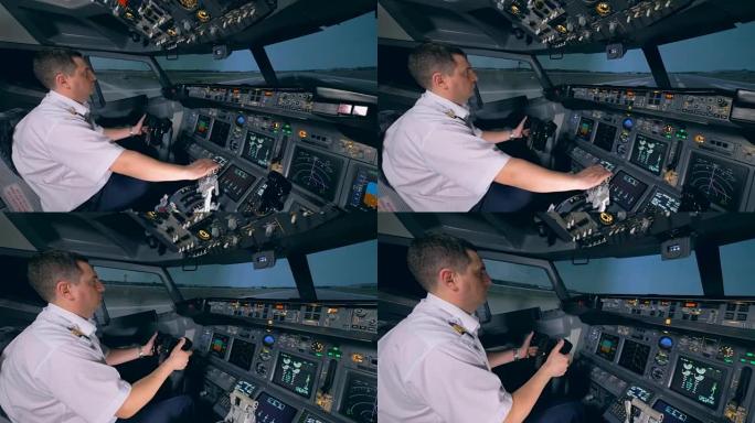 飞行模拟器正在教练的控制下演示起飞过程