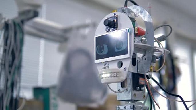 机器人头部的工作屏幕显示闪烁的眼睛。