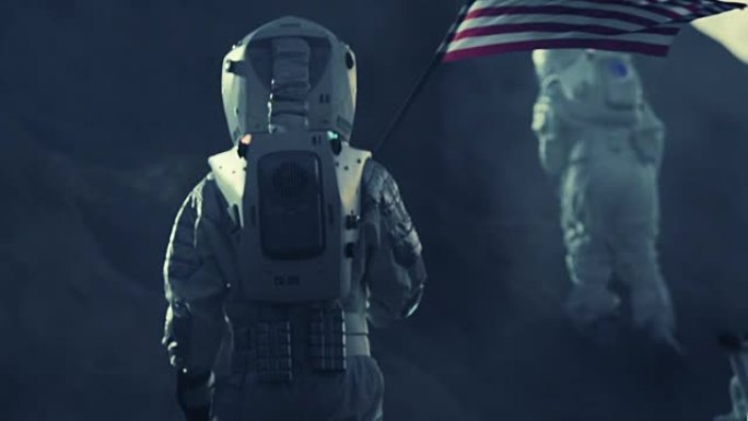 两名宇航员探索外星球。一个举着美国国旗。不久的将来和技术的进步带来了太空探索，旅行，殖民的概念。