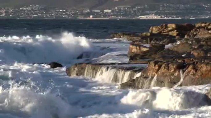 海浪撞击南非开普敦的海滨岩石