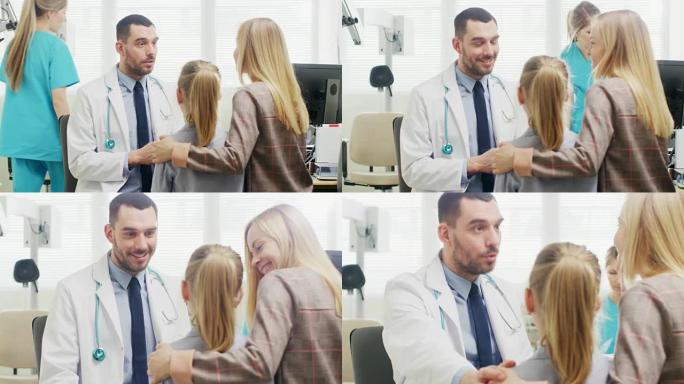 友好的医生对一个和母亲一起来的可爱的小女孩进行例行检查。儿科医生和他们两个都谈过了。医生的办公室明亮