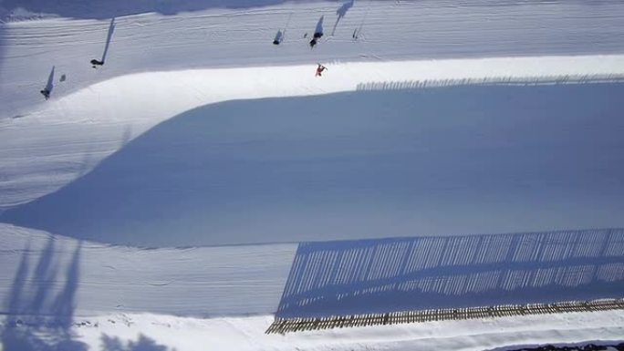 空中: 单板滑雪者参加半管比赛