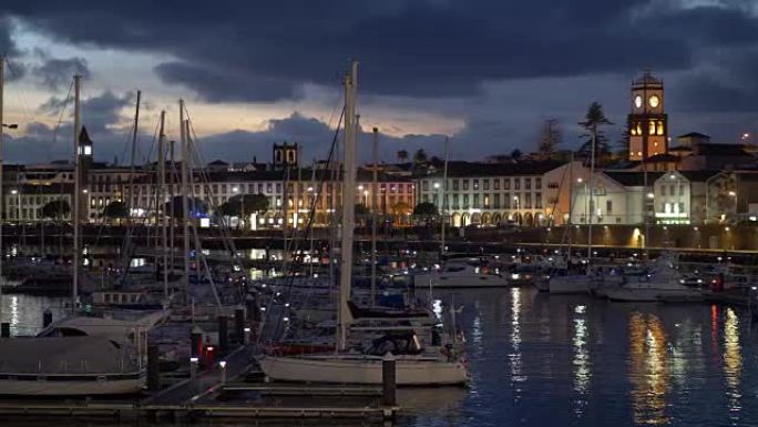 蓬塔德尔加达的夜灯。平移镜头。圣米格尔岛，葡萄牙亚速尔群岛