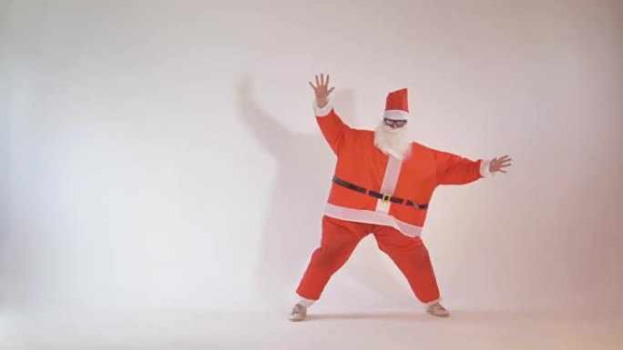笨拙开朗的圣诞老人在锻炼时摔倒。4K。