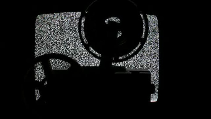 电视静态背景下的8mm胶片投影